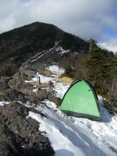 稜線から一段下げた場所をテントサイトとした