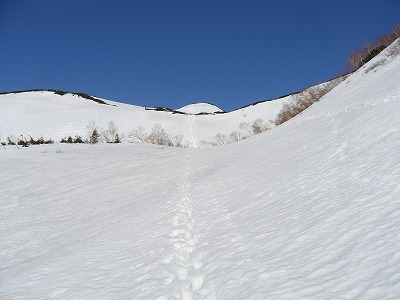 丸山へは左の雪の斜面のルートをとった