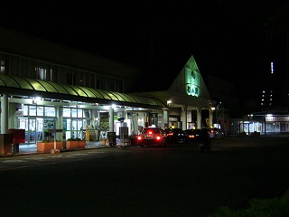 夜のJR松山駅