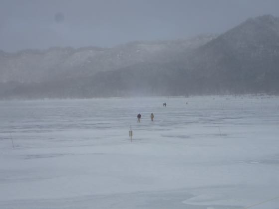 赤城山　大沼　ワカサギ釣り　氷上を歩く人