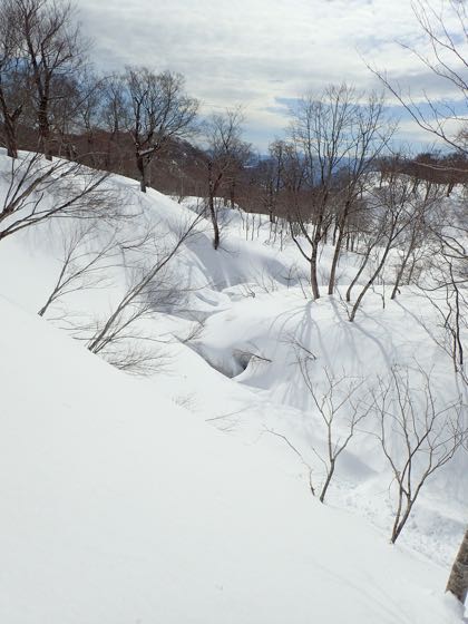 石跳川は雪が割れている
