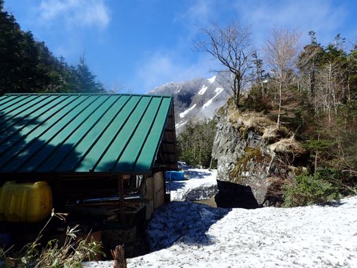 焼岳の小屋はまだ残雪に囲まれていました