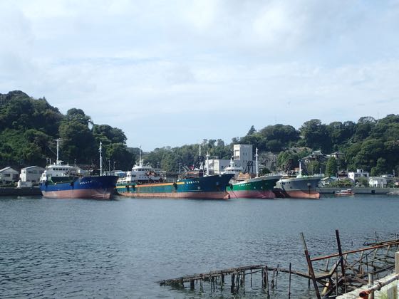 浦賀港にはタンカーが停泊している