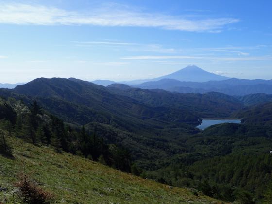 雷岩からの富士山、左はこれから行く縦走路