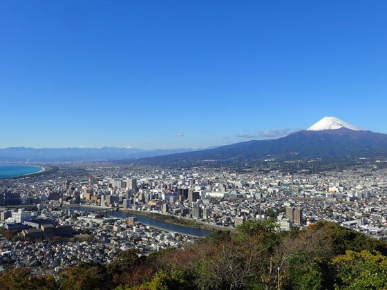 沼津市街地と富士山