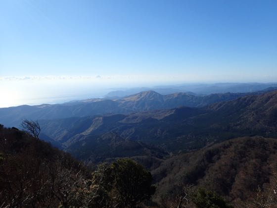 万二郎岳からの眺め　海が輝いている
